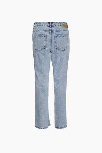 Jean droit bleu clair de NOISY MAY avec cinq poches et des surures discrètes à la taille.