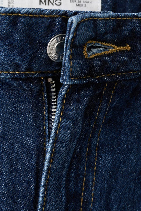 Jean droit bleu marine en denim de MANGO, avec fermeture éclair et bouton argentés.
