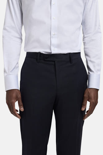 Pantalon de costume bleu MANGO, avec un design simple et des poches.