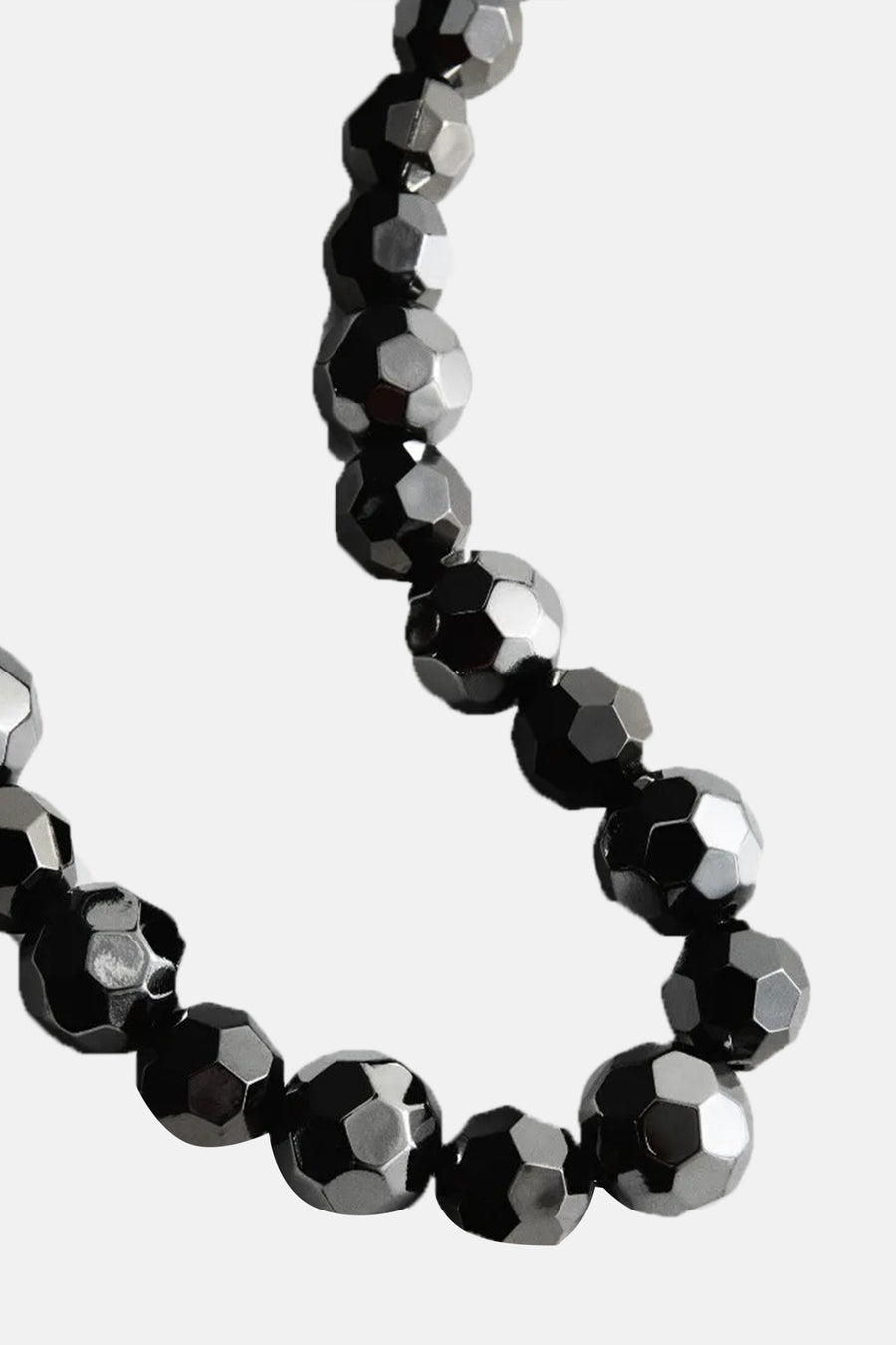 Courte chaîne d'argent de MANGO, avec des perles facettées sur un fond blanc.