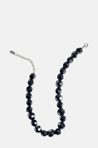 Collier court noir de MANGO, avec fermoir couleur argent et chaîne d'extension.