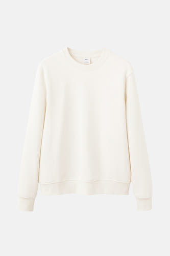 Pull-over blanc avec col rond de MANGO, tissu uni et manches longues.