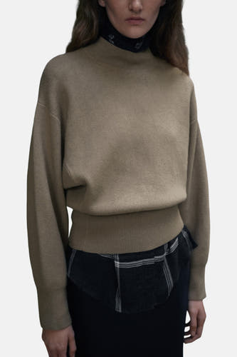 Gilet de kaki avec col rond de MANGO, avec des manches longues et une blouse à carreaux en dessous.