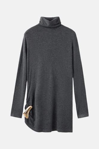 Sweat-shirt gris avec col rond de MANGO, avec des éléments décoratifs dorés sur les côtés.