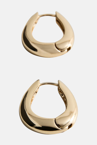 Boucles d'oreilles en or de MANGO, avec une finition lisse et un fermoir solide.