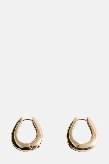 Boucles d'oreilles en or de MANGO, avec un design épais et arrondi et une finition brillante.