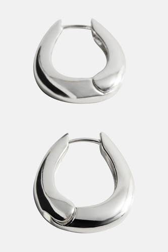 Boucles d'oreilles en argent de MANGO, avec une finition lisse et brillante et un design minimaliste.