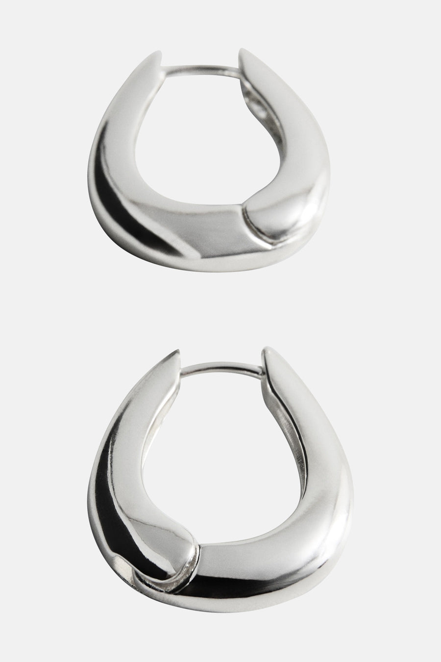 Boucles d'oreilles en argent de MANGO, avec une finition lisse et brillante et un design minimaliste.