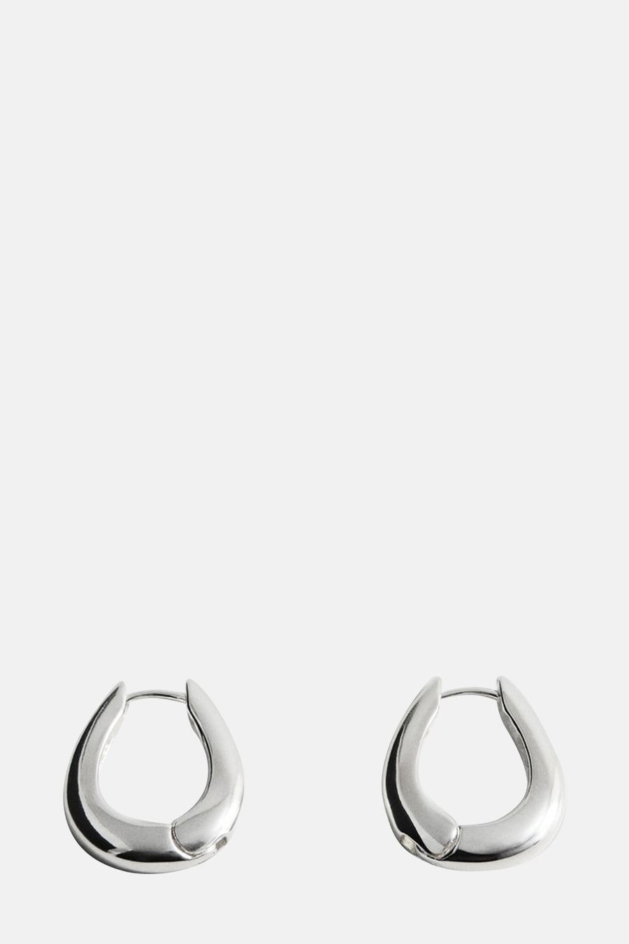 Boucles d'oreilles en argent de MANGO, avec une forme lisse et arrondie et un subtil éclat.
