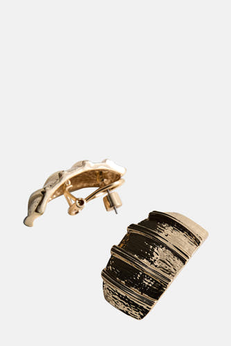 Boucles d'oreilles en or de MANGO, avec un design ondulé et une texture brillante.