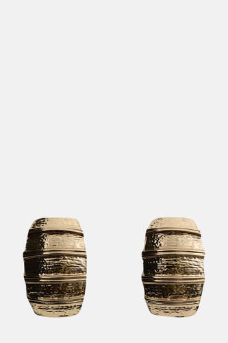 Boucles d'oreilles en or de MANGO avec une surface martelée et des lignes horizontales.