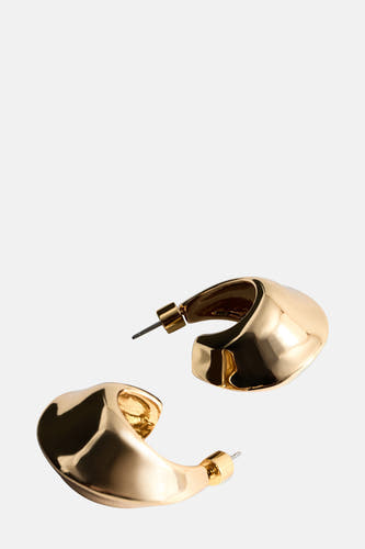 Boucles d'oreilles en or de MANGO, avec une finition lisse et des attaches d'oreilles visibles.