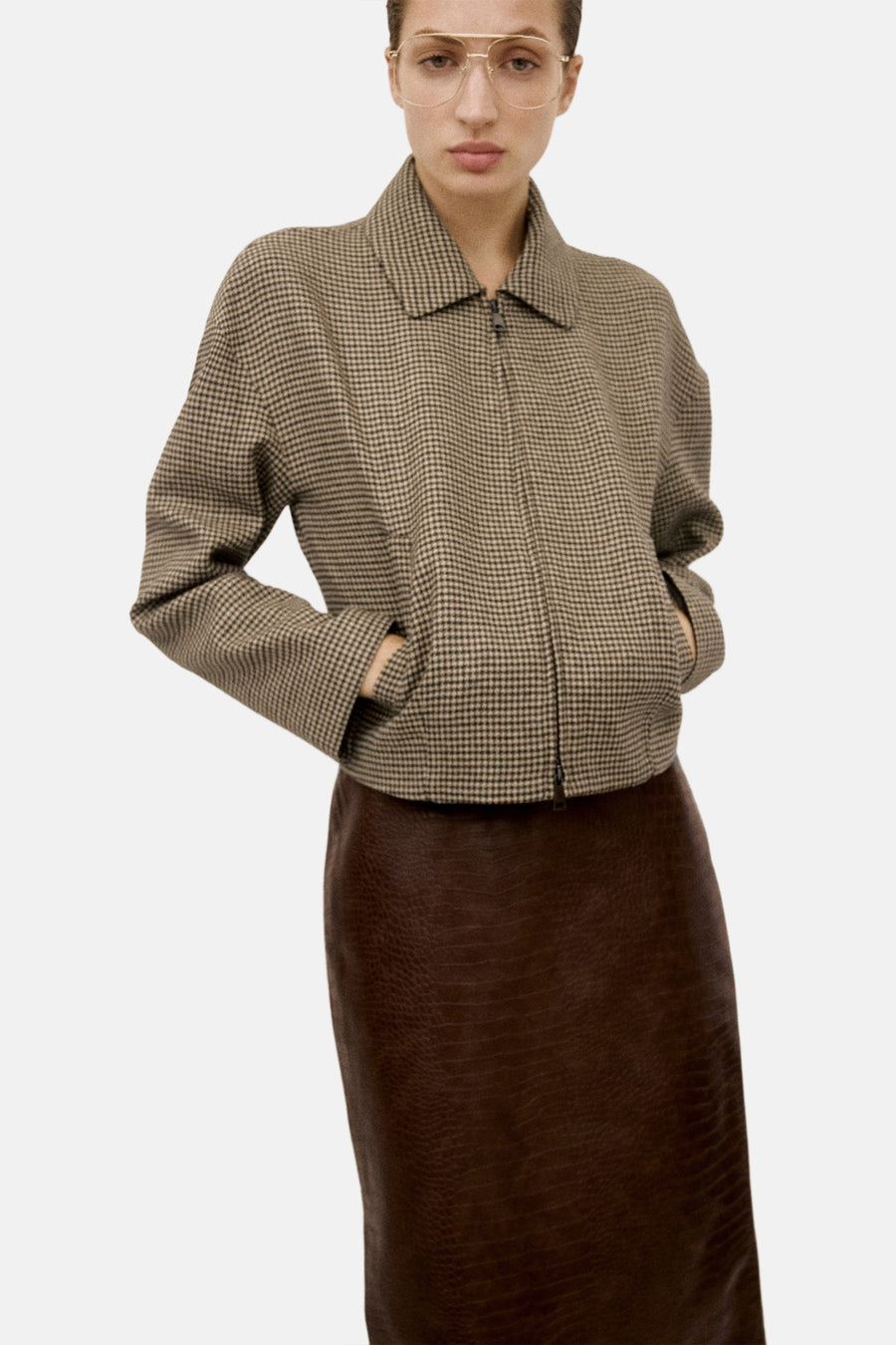 Blazer multicolore de MANGO, avec un motif à carreaux, associé à une jupe marron en cuir de crocodile imitation.