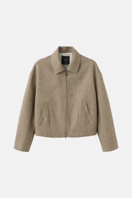 Blazer multicolore de MANGO, avec un motif carreaux de guepard et une fermeture à glissière devant.