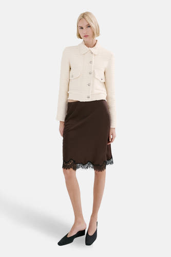 Blazer écru de MANGO, avec des boutons argentés et des poches brodées.