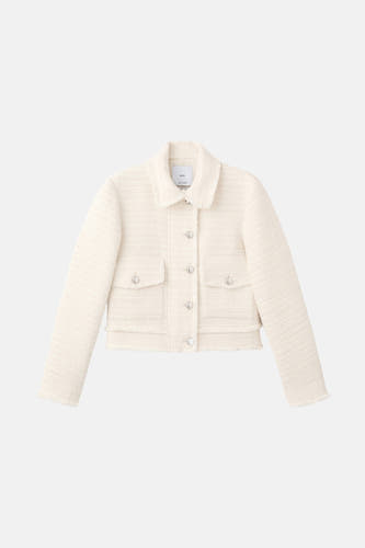 Blazer écru de MANGO, avec longues manches, col revers et poches brodées.