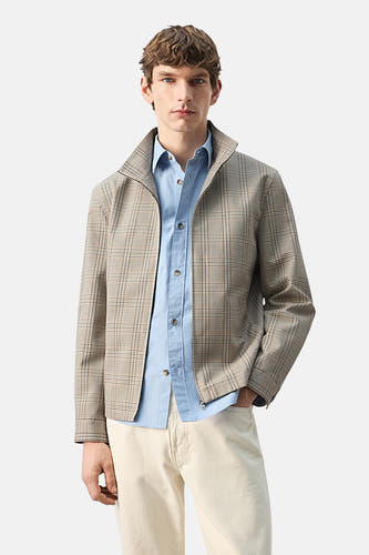 Veste courte multicolore de MANGO, à motif à carreaux, vue de dos.