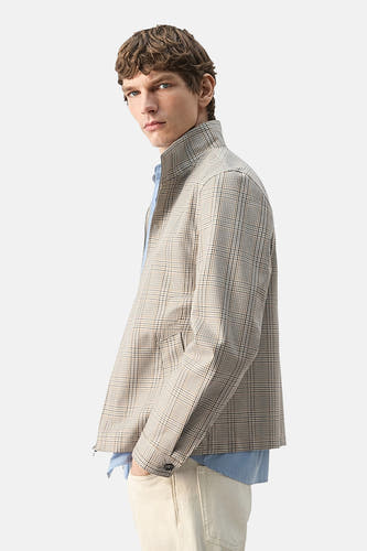 Veste courte multicolore à motif à carreaux de MANGO avec col montant et pantalon clair.