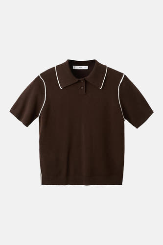 Polo marron à manches courtes de MANGO, fini avec des passepoils blancs le long des bords.