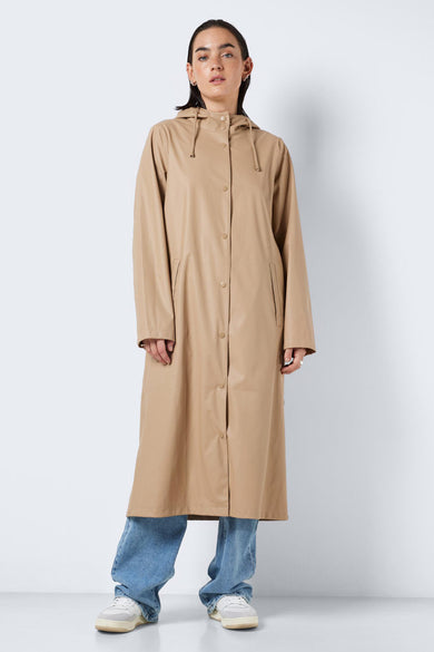 Manteaux de pluie beige de DROPLETS, portés avec des jeans et des baskets, en vue latérale.