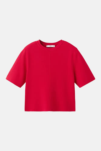 Pull rouge à col rond de Mango, à manches courtes et avec une couture verticale sur le devant.
