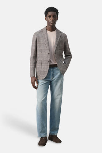Blazer multicolore de MANGO, à motif à carreaux, combinée avec un t-shirt uni et un jean.