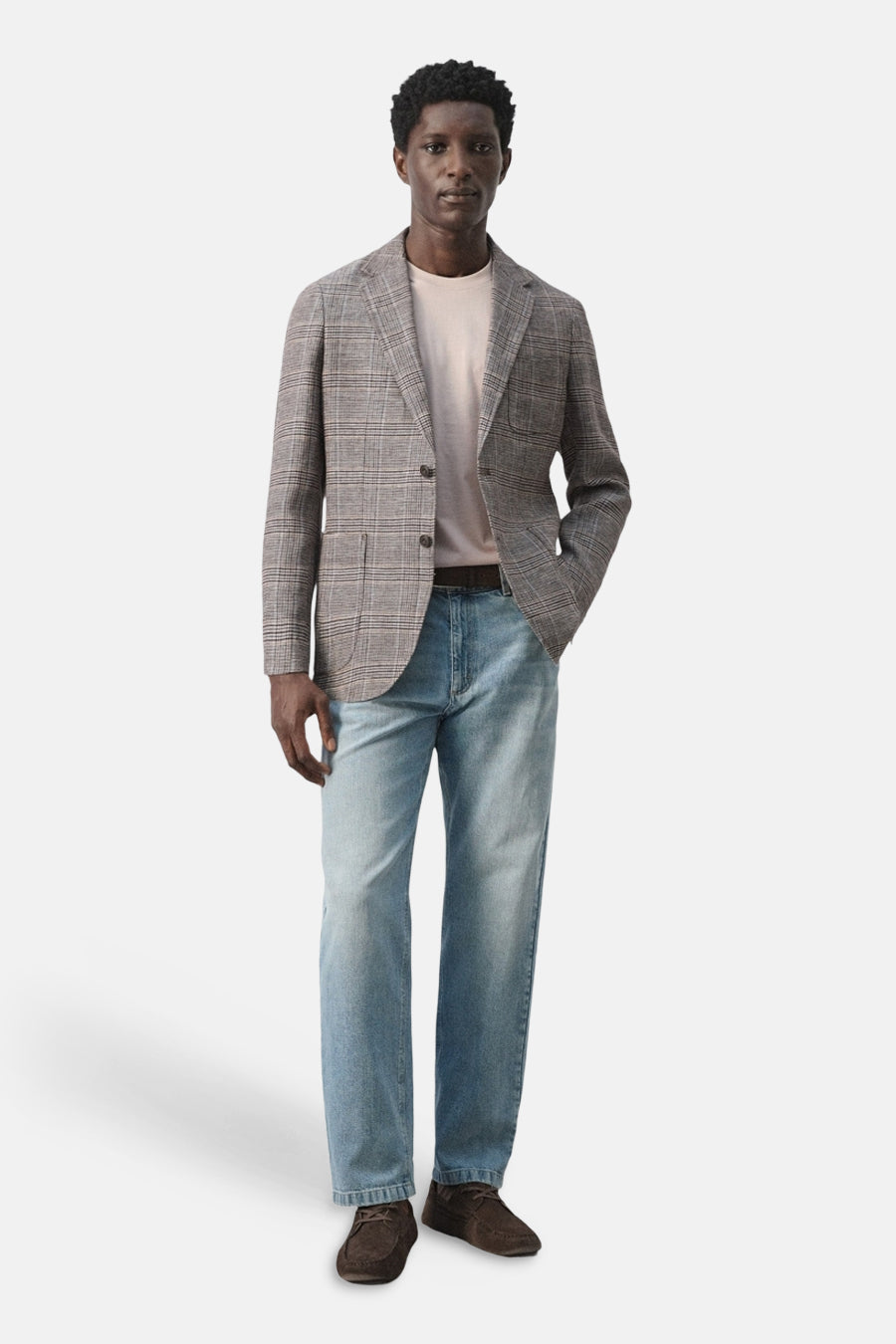 Blazer multicolore de MANGO, à motif à carreaux, combinée avec un t-shirt uni et un jean.