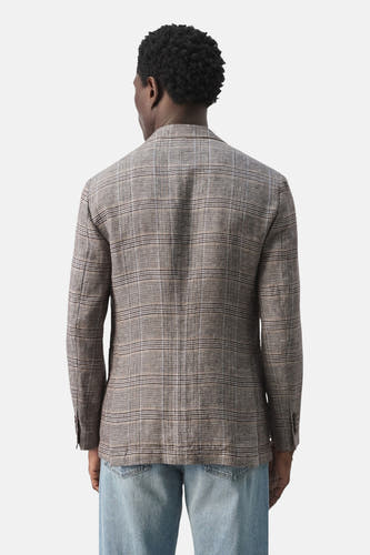 Multikleurige blazer van MANGO, met een subtiel ruitpatroon en lange mouwen, gecombineerd met een spijkerbroek.