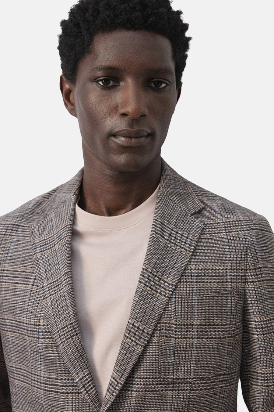 Blazer multicolore de MANGO, avec un motif à carreaux et un col à revers.