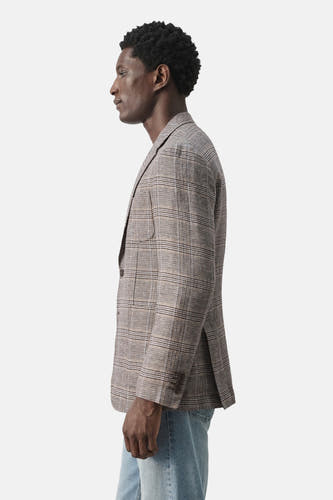 Blazer multicolore de MANGO, à motif à carreaux, avec un col à revers et une fermeture boutonnée, combinée avec un jean bleu.