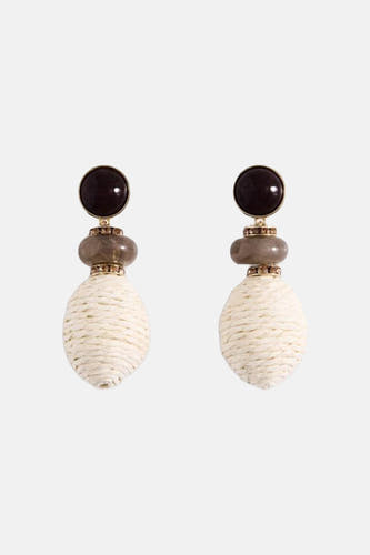 Boucles d'oreilles multicolores de MANGO, avec texture tissée, perles colorées et détails dorés.