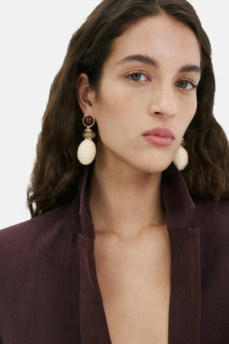 Boucles d'oreilles multicolores de MANGO, avec une perle marron et un pendentif tissé blanc.