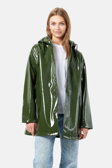 Veste deauu DROPLETS, avec une texture brillante et un capuchon, portée sur un T-shirt blanc et un jean bleu.