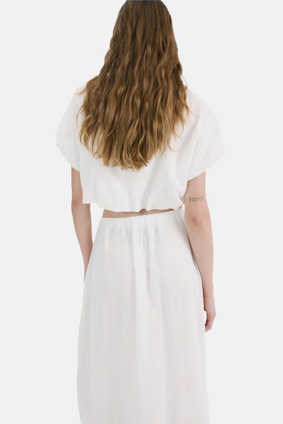 Ecru blouse met korte mouwen van MANGO, met geborduurde details en een open rug.