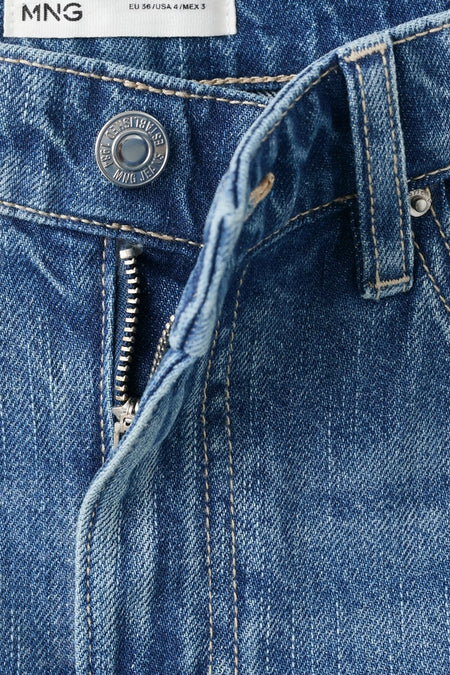 Bermuda en jean bleu marine court de MANGO, avec fermeture à glissière et détail de bouton.