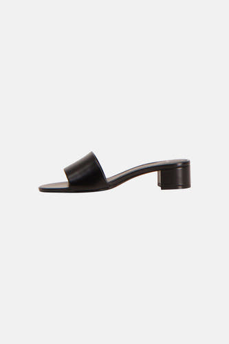 Sandales noires MANGO avec une large bride et un talon bloc, vues de côté.