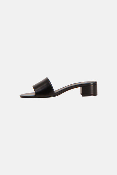 Sandales noires MANGO avec une large bride et un talon bloc, vues de côté.