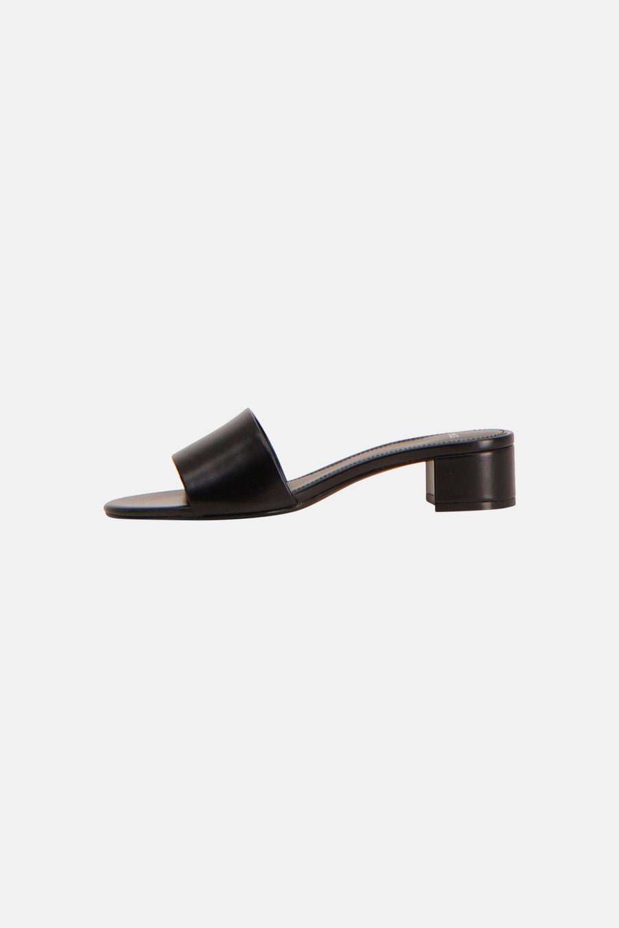 Sandales noires MANGO avec une large bride et un talon bloc, vues de côté.