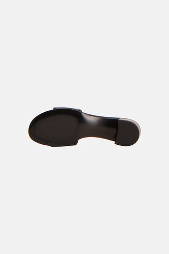 Sandales noires MANGO avec semelle côtelée et petit talon bloc, vues de dessous.