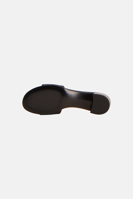 Sandales noires MANGO avec semelle côtelée et petit talon bloc, vues de dessous.