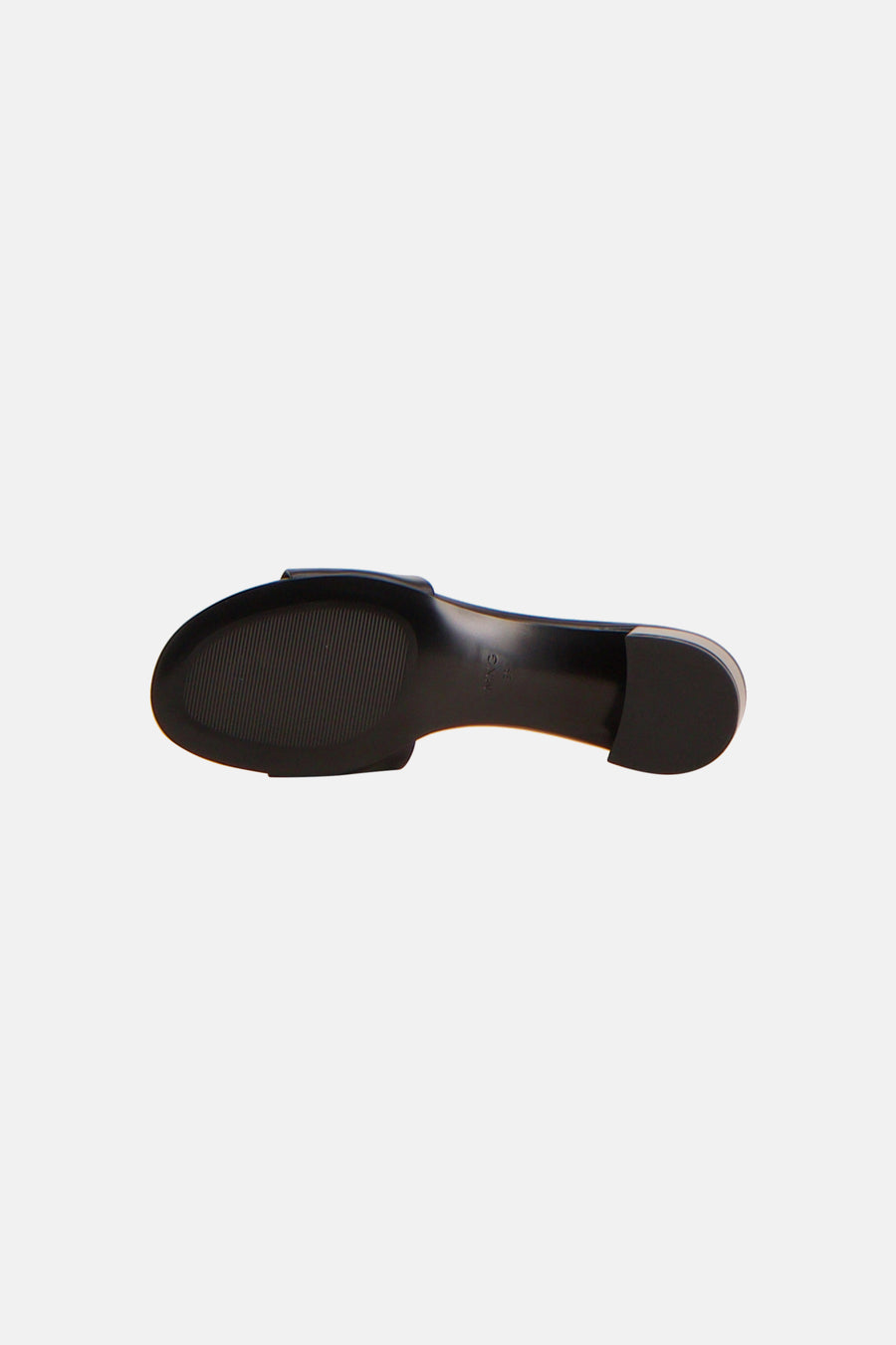 Sandales noires MANGO avec semelle côtelée et petit talon bloc, vues de dessous.