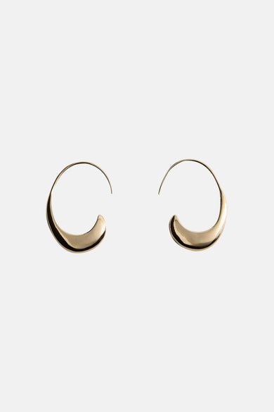 Boucles d'oreilles dorées de MANGO, brillantes et plus épaisses en bas, sur un fond clair.