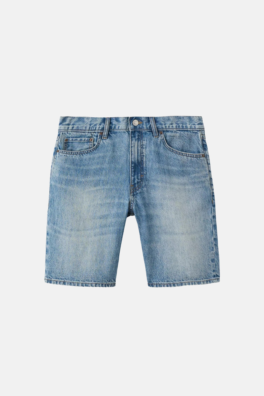 Bermuda en denim bleu moyen de MANGO avec fermeture à boutons et poches, photographiée à plat.