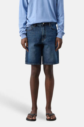 Bermuda en denim bleu marine de MANGO, dos, avec poches plaquées et patch en cuir marron.