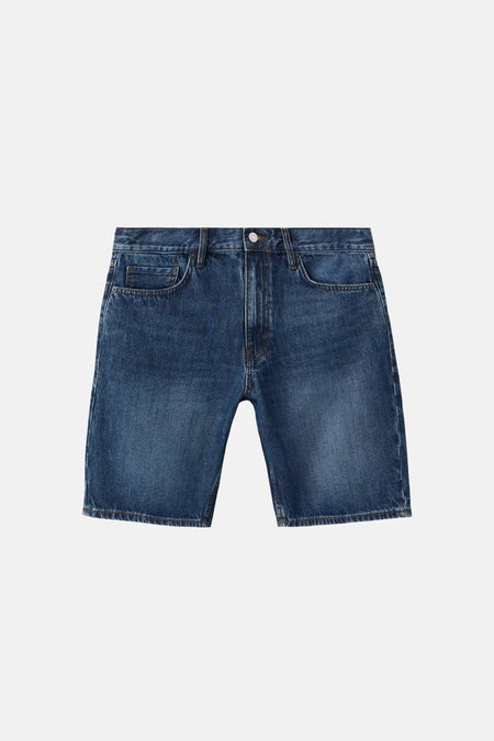 Bermuda en denim bleu marine de MANGO, vue de face, avec passants de ceinture, fermeture à bouton et poches classiques.