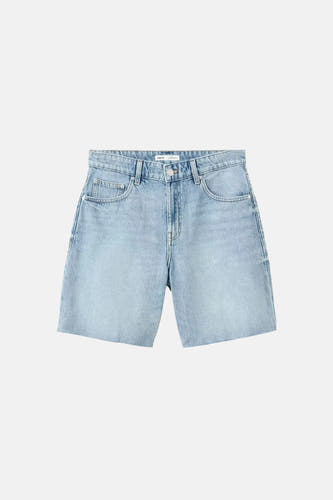 Bermuda en denim bleu clair de MANGO avec fermeture à boutons, poches et ourlet brut.