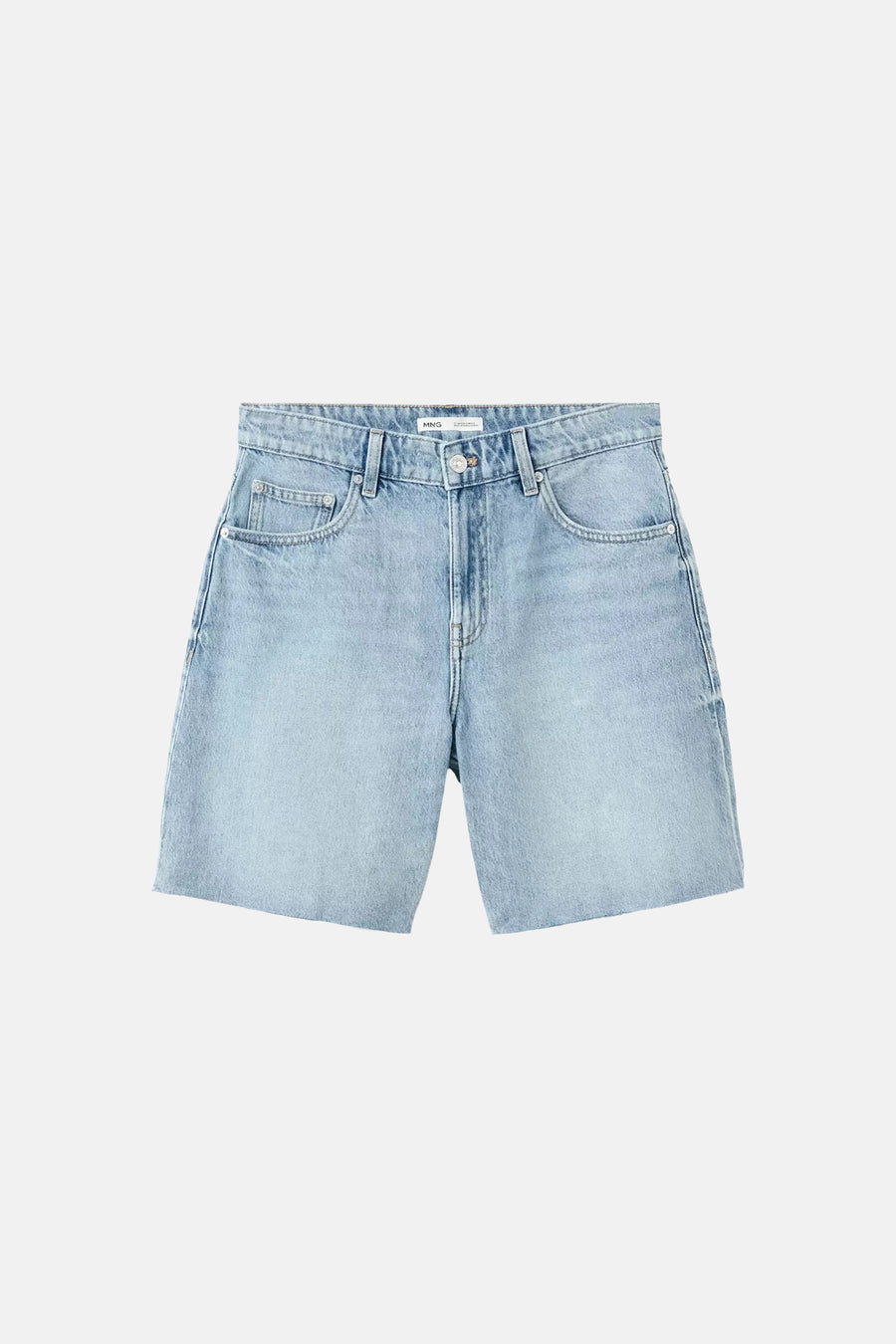 Bermuda en denim bleu clair de MANGO avec fermeture à boutons, poches et ourlet brut.