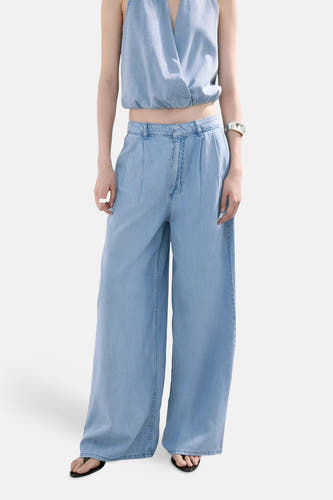 Lichtblauwe denimbroek van MANGO, wijde pasvorm met hoge taille, front view, model draagt bijpassende top en sandalen