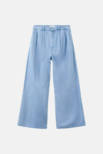 Lichtblauwe denimbroek van MANGO met wijde pijpen en voorzakken, front view