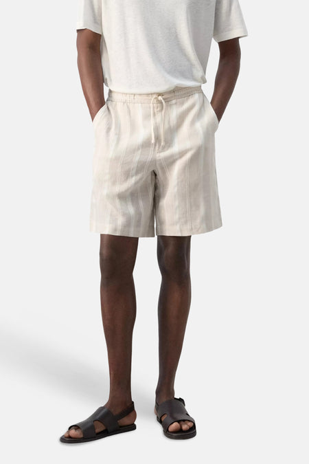 Bermuda beige à rayures de MANGO avec taille élastique et poches plaquées au dos, vue de dos.